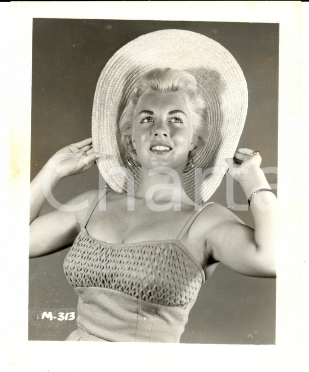 1965 ca USA - EROTICA VINTAGE Sexy blonde posing with a straw hat *PHOTO