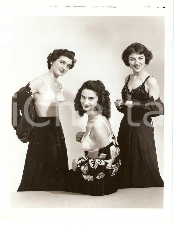 1965 ca USA - EROTICA VINTAGE Sexy trio undressing themselves *PHOTO