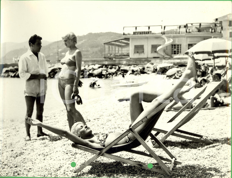 1960 ca LIGURIA Modella in bikini prende sole sulla sdraio *Foto MODA VINTAGE