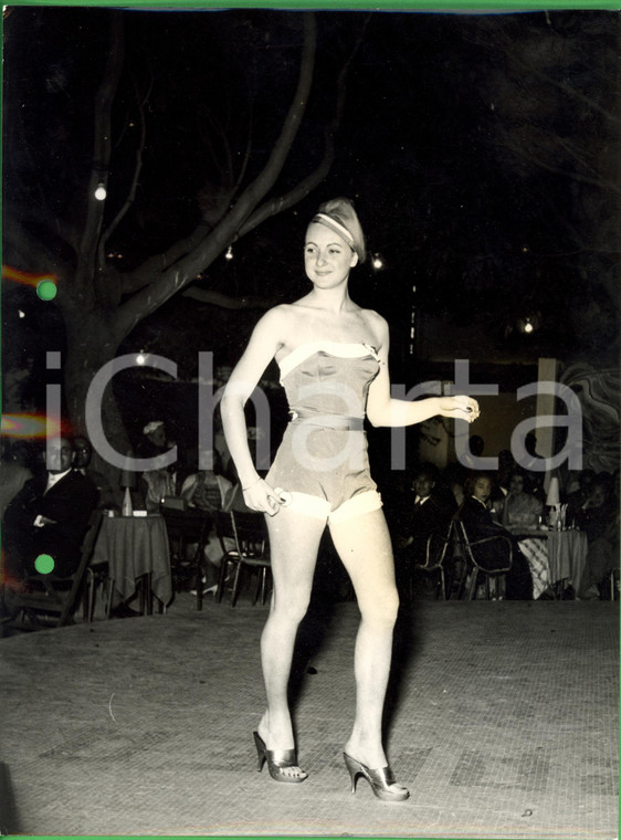 1960 ca PALERMO Modella con abito smanicato e cappello *Foto Alfredo URSO