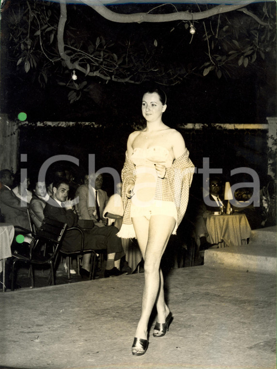 1960 ca PALERMO Modella in costume intero e asciugamano *Foto Alfredo URSO