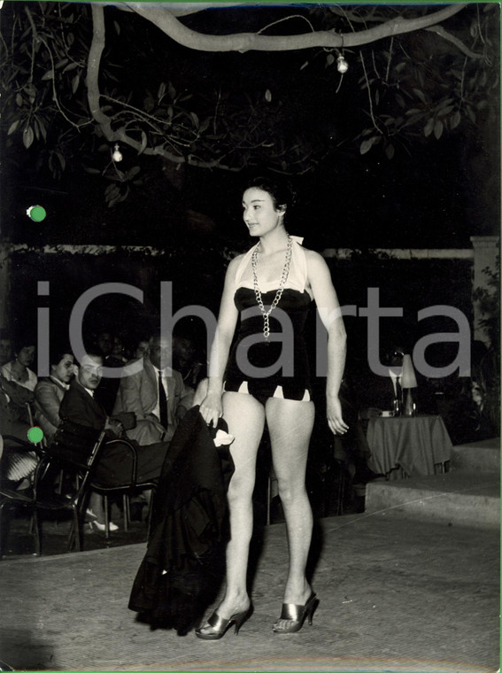 1960 ca PALERMO Modella con costume intero e lunga collana *Foto Alfredo URSO