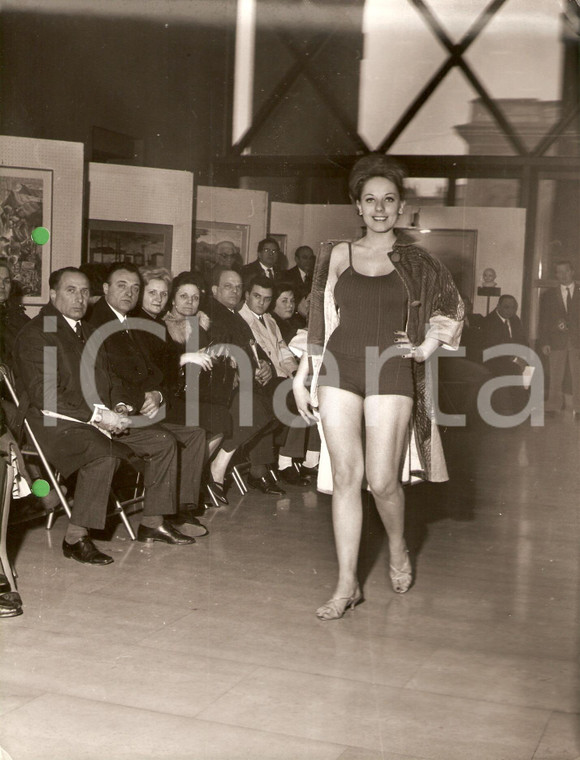 1960 ca MILANO ARENGARIO Sfilata costumi da bagno tra dipinti Foto MODA VINTAGE