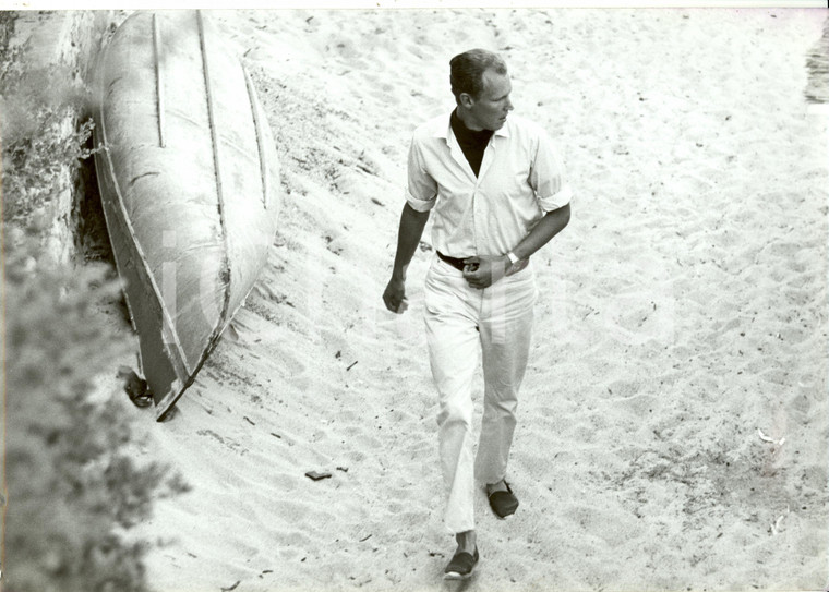 1960 ca SAINT-TROPEZ (F) Vittorio Emanuele SAVOIA cammina sulla spiaggia *Foto