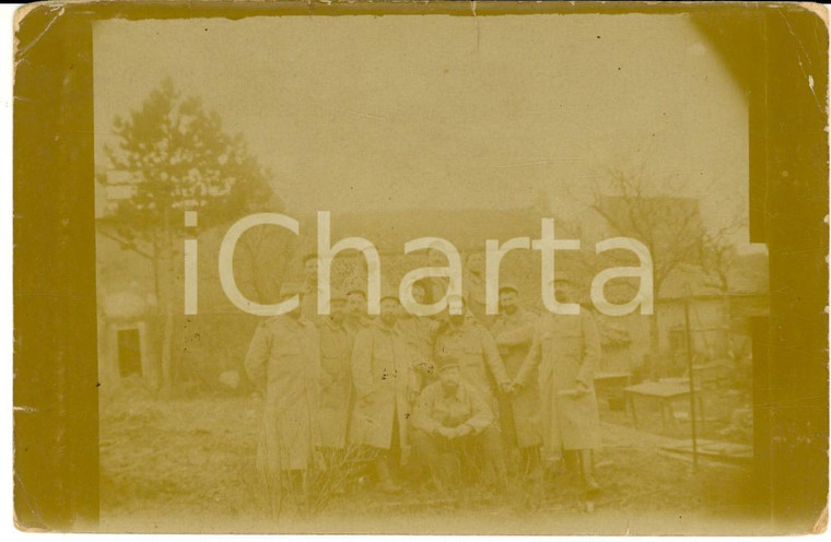 1915 ca WW1 FRANCE Soldati per mano in un cortile *Foto Société Joseph JOUGLA
