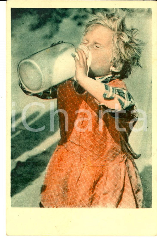 1940 ca COSTUMI Bambina beve il latte dalla bottiglia *Cartolina VINTAGE FP NV