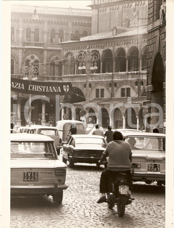 1975 ca PADOVA Striscione DEMOCRAZIA CRISTIANA tra il traffico del centro *Foto