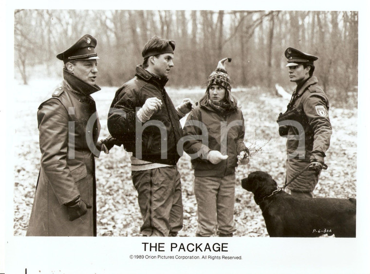 1989 THE PACKAGE Movie by Andrew DAVIS Police stopped suspects in the woods Foto