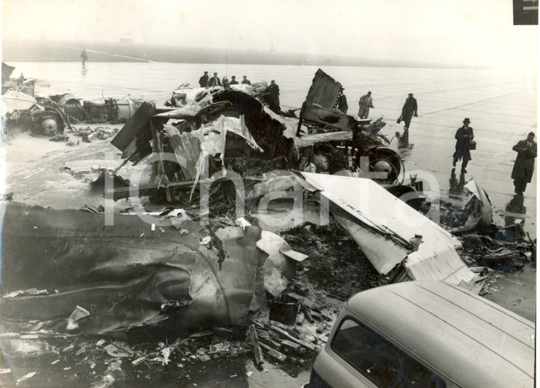 1956 LONDON Wreckage of burnt and crashed plane "Vulcan" Photo 20x15 cm   