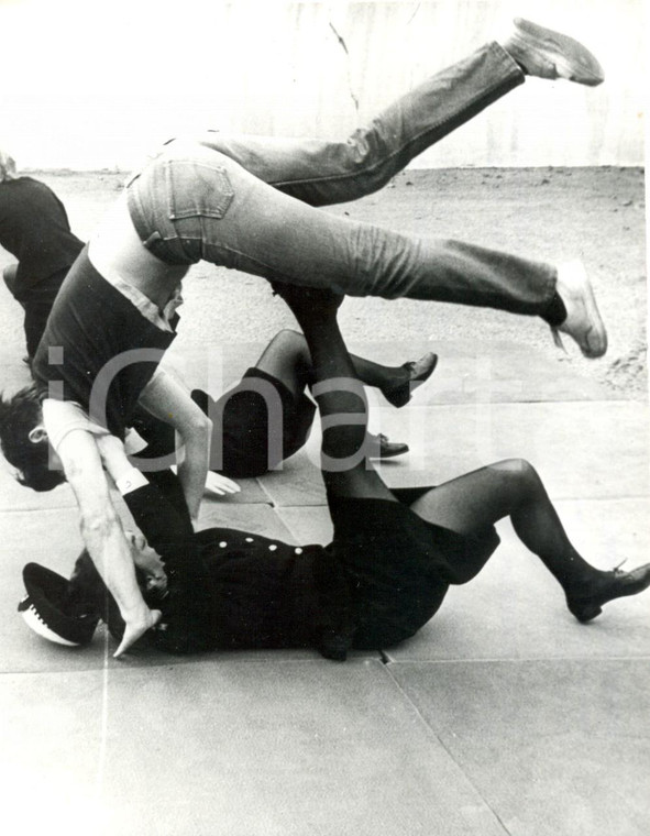 1973 BIRMINGHAM - Donna poliziotto mostra una tecnica di autodifesa *Foto 