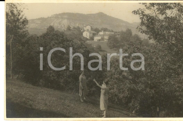 1920 ca ITALIA Ritratto di due donne in campagna - Foto cartolina CURIOSA