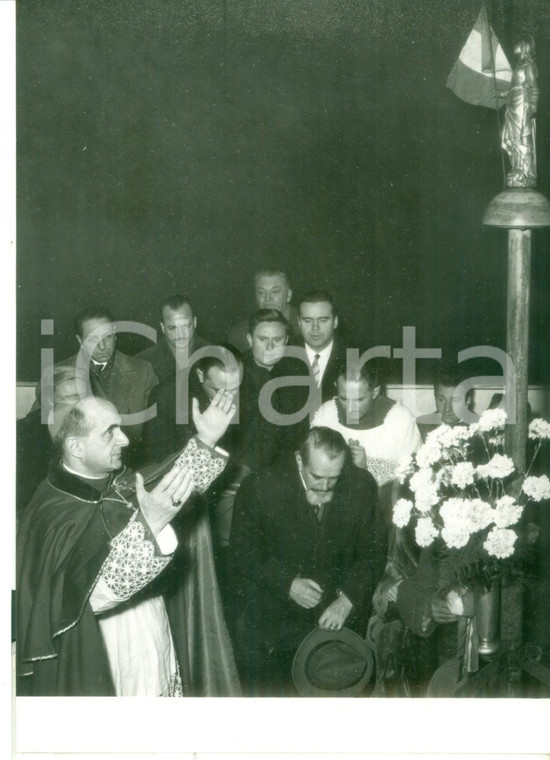 1955 MILANO Mons. Giovanni MONTINI benedice i fedeli alla vigilia del nuovo anno