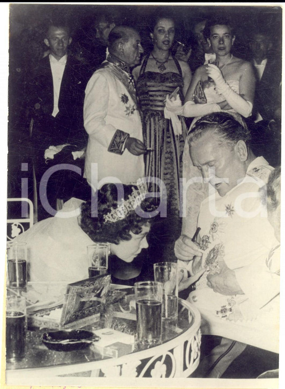 1954 PARIS Regina Federica di Grecia osserva le decorazioni di TITO *Foto 13x18