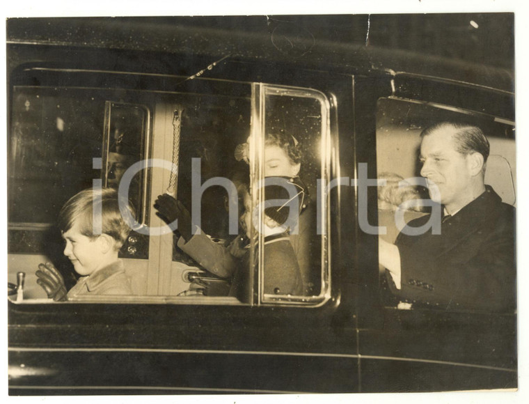 1954 LONDON Prince CHARLES with Royal Family greeting from the car *Photo