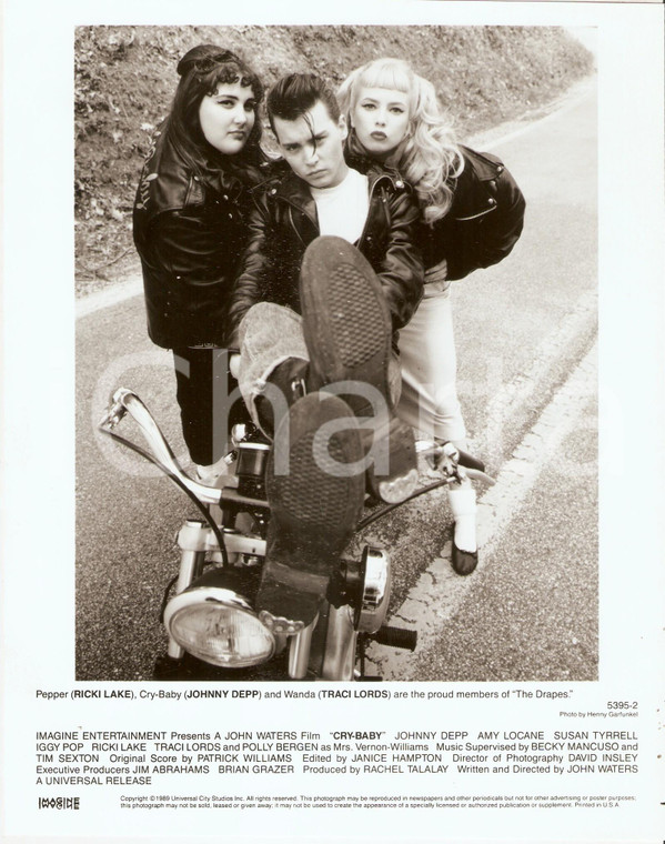 1990 CRY-BABY Johnny DEPP on motorbike with Kim McGUIRE and Traci LORDS *Photo