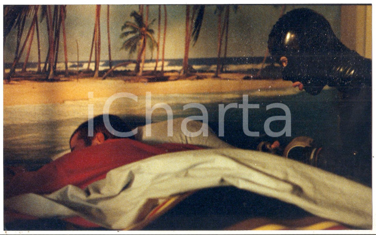 2000 O FANTASMA Man in latex suit spies a sleeping guy *Foto 23x14 cm