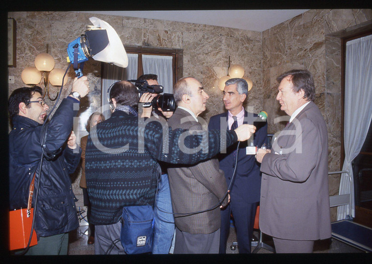 35mm vintage slide* 1996 MILANO Carlo RUBBIA Il fisico durante un'intervista (1)