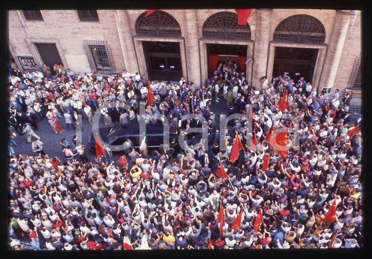 35mm vintage slide* 1990 ROMA Camera ardente Gian Carlo PAJETTA in sede PCI (3)