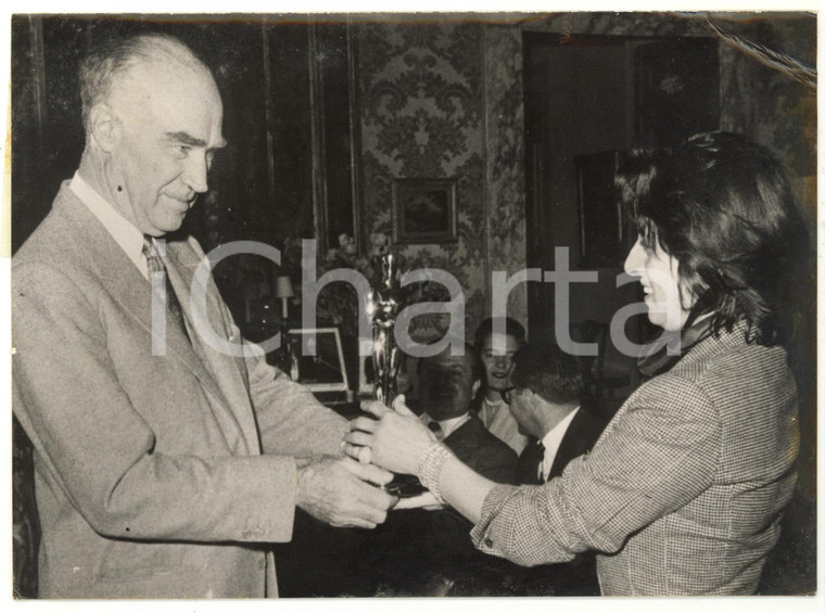 1956 ROMA Henry LUCE consegna Oscar ad Anna MAGNANI come migliore attrice *Foto