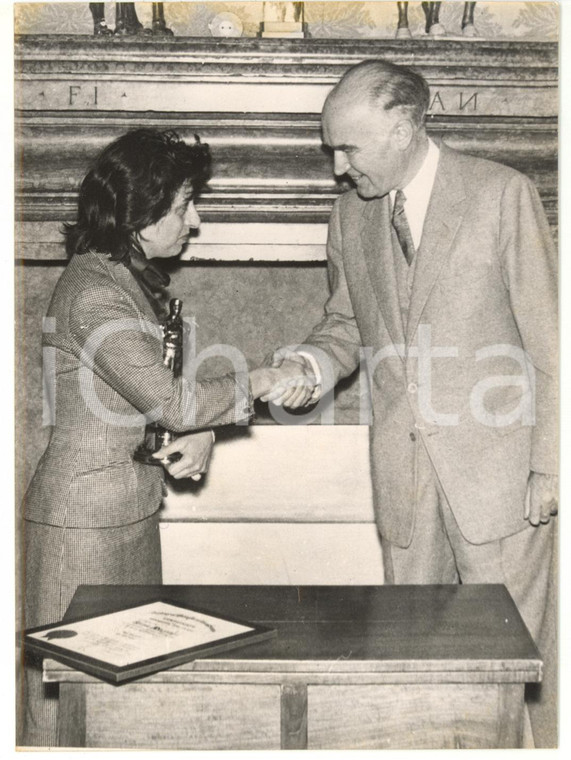 1956 ROMA Henry LUCE consegna Oscar ad Anna MAGNANI come migliore attrice - Foto