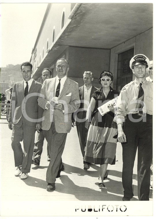 1953 NAPOLI Attore Fredric MARCH con la moglie in partenza per NEW YORK *Foto