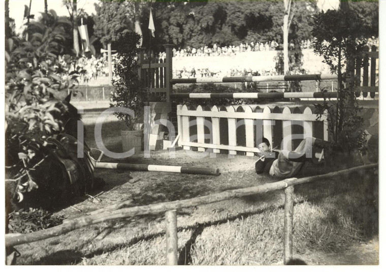 1958 ROMA Concorso Ippico - WEBER su BALLERINA inciampa sull'ostacolo *Foto