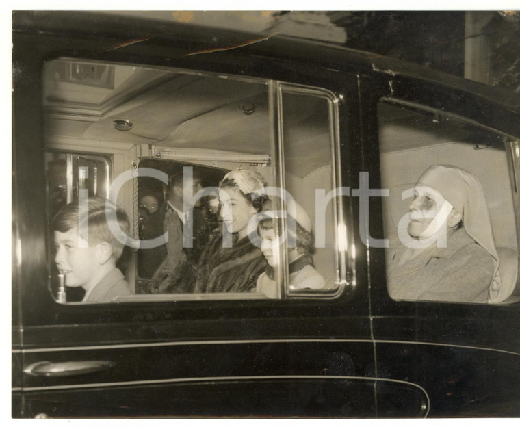 1957 LONDON The Royal Family leaving for the holidays *Photo 20x15 cm