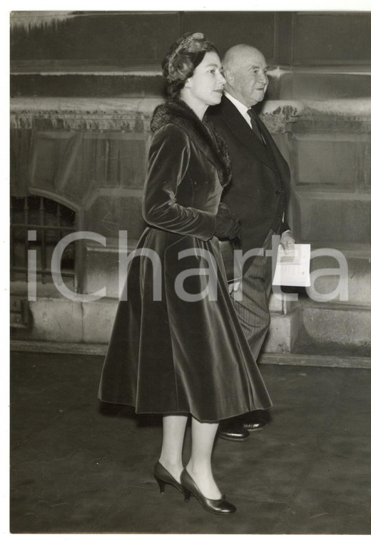 1958 LONDON Round Church - Queen ELIZABETH II attending service of rededication