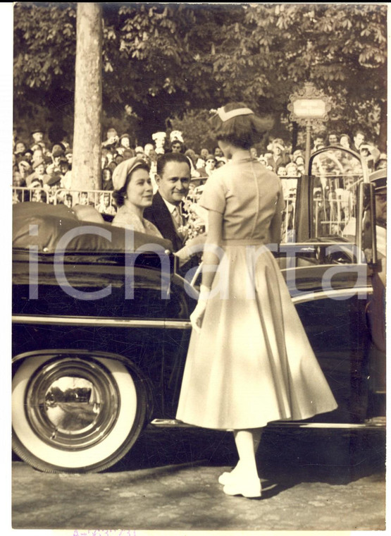 1957 PARIS Regina Elisabetta II riceve omaggio da Véronique CHADENET *Foto