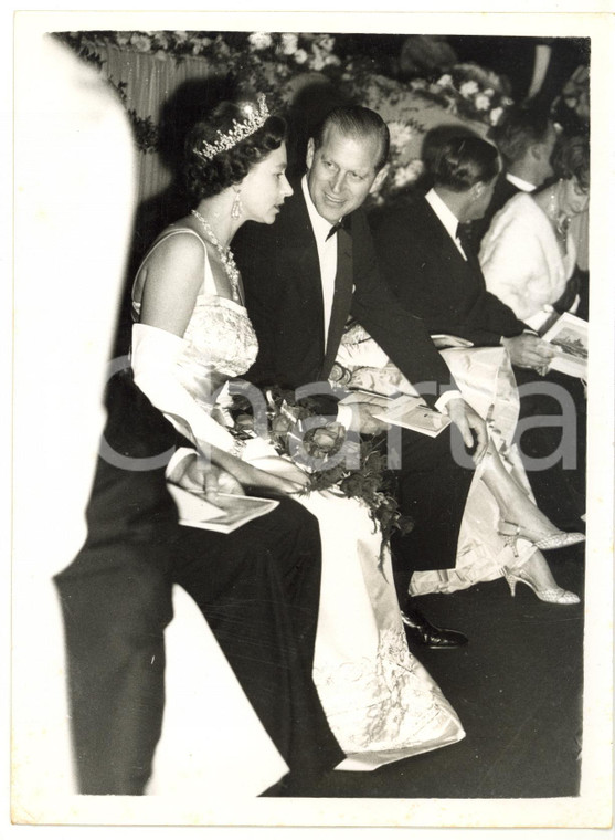 1961 LONDON - ODEON "The guns of Navarone" - ELIZABETH II and Duke of EDINBURGH