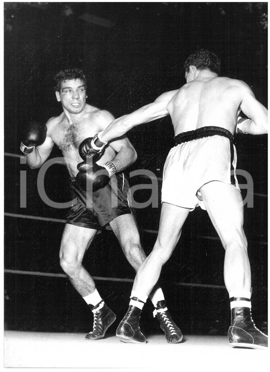 1957 MILANO - PUGILATO Una fase del match tra Duilio LOI e Felix CHIOCCA - Foto