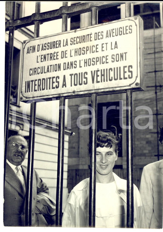 1958 PARIS Ex cieca Amabile BATTISTELLO in visita alla città *Foto 13x18 cm
