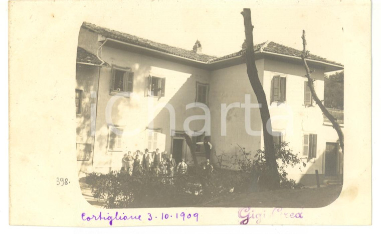 1909 CORTIGLIONE Ritratto di famiglia in cortile - Fotocartolina