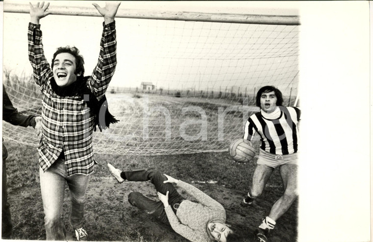1970 ca COSTUME ITALIA Mino REITANO in una partita a calcio con gli amici - Foto