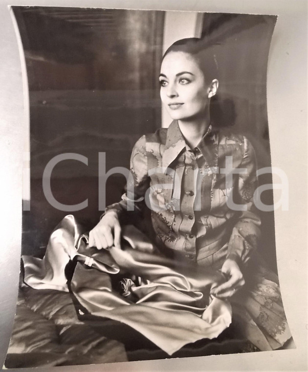 1970 ca PARIS Ritratto attrice Olga KARLATOS in casa (1) *Foto 30x40 cm