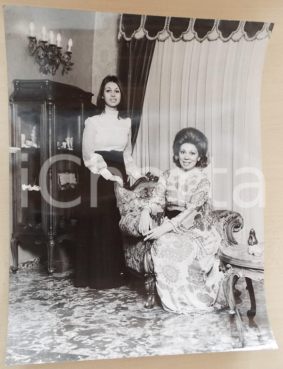 1970 ca COSTUME Soprano Mirella FRENI in salotto con la figlia - Foto 30x40 cm