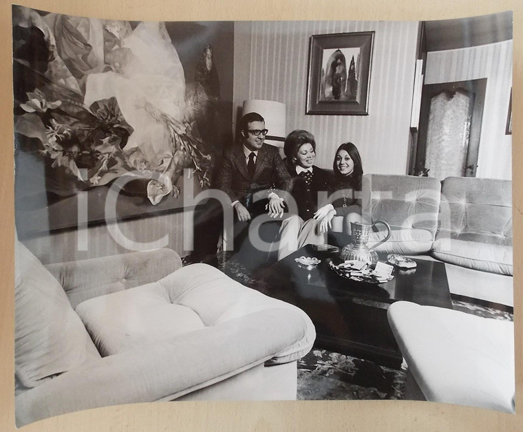 1970 ca COSTUME Ritratto del soprano Mirella FRENI in famiglia (2) Foto 40x30