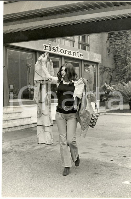 1970 ca COSTUME ITALIA Ritratto di Caterina CASELLI a passeggio *Foto 20x30 cm
