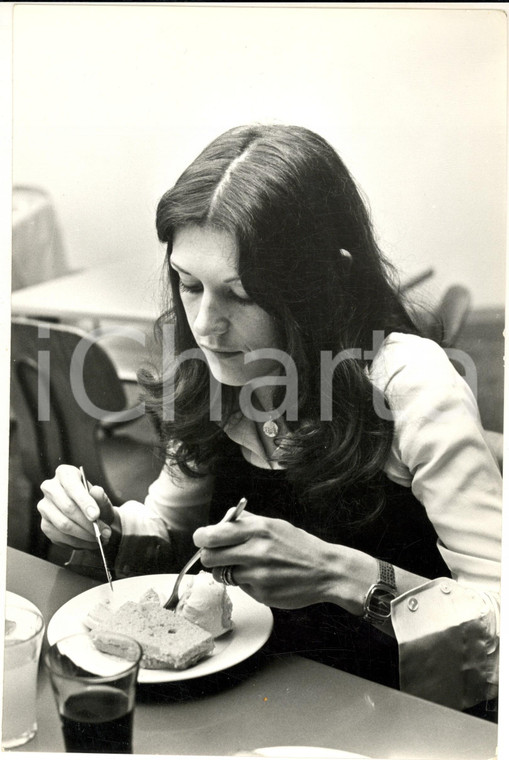 1970 ca COSTUME ITALIA Ritratto di Caterina CASELLI a tavola (1) - Foto 20x30 cm