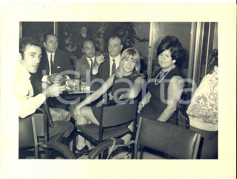1965 ca COSTUME ITALIA Ritratto di Wilma GOICH in un bar - Foto 24x18 cm