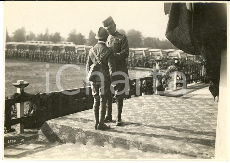 1918 WW1 REGIO ESERCITO Duca d'Aosta decora ufficiale durante cerimonia - Foto