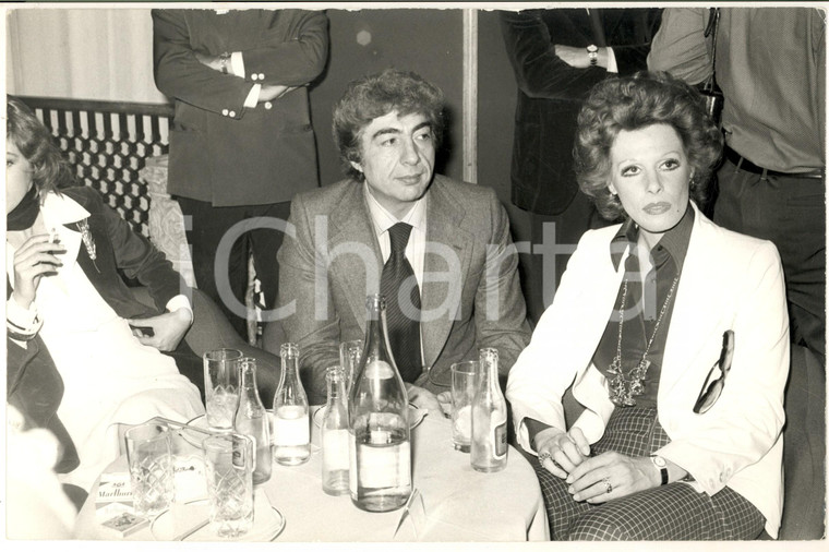 1975 ca MILANO Gino BRAMIERI e Ornella VANONI in un locale *Foto 30x20 cm 
