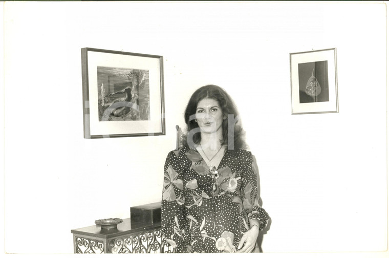 1975 ca COSTUME Moglie di Tebaldo MARTINENGO CESARESCO in salotto (4) *Foto