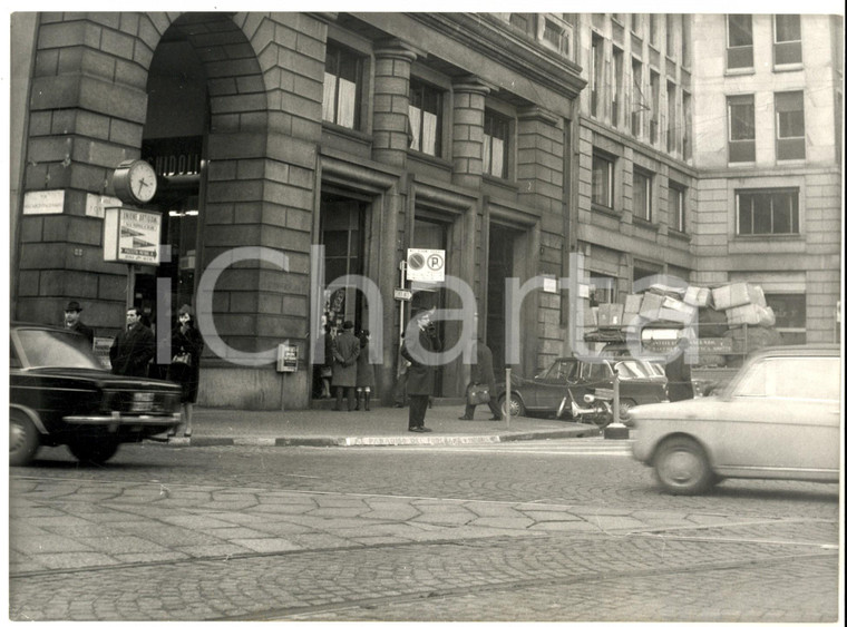 1975 ca MILANO Zona DUOMO Veduta via Arcivescovado - Piazza Fontana *Foto  24x18