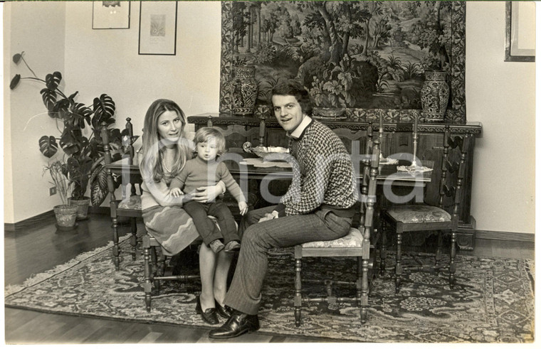 1972 MILANO Fabio CAPELLO a casa con la moglie e il figlio (1) Foto 30x20