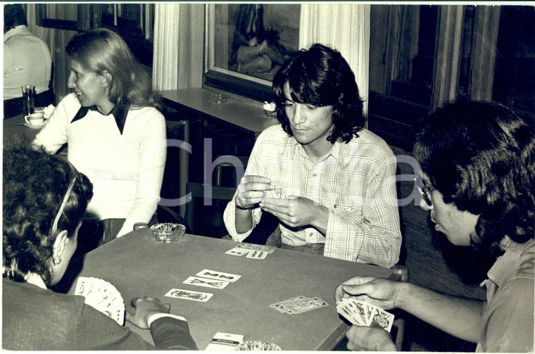 1970 ca COSTUME ITALIA - Cantante DRUPI durante partita a carte - Foto 30x20