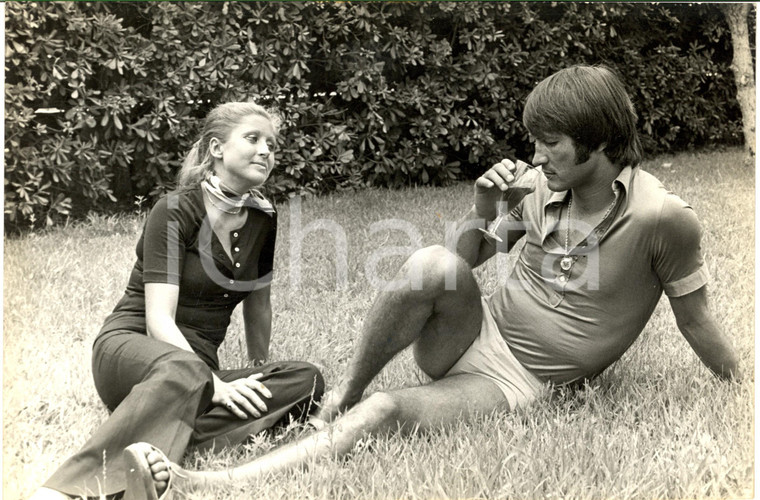 1970 ca COSTUME ITALIA Enrico ALBERTOSI in giardino con la moglie (2) Foto 30x20