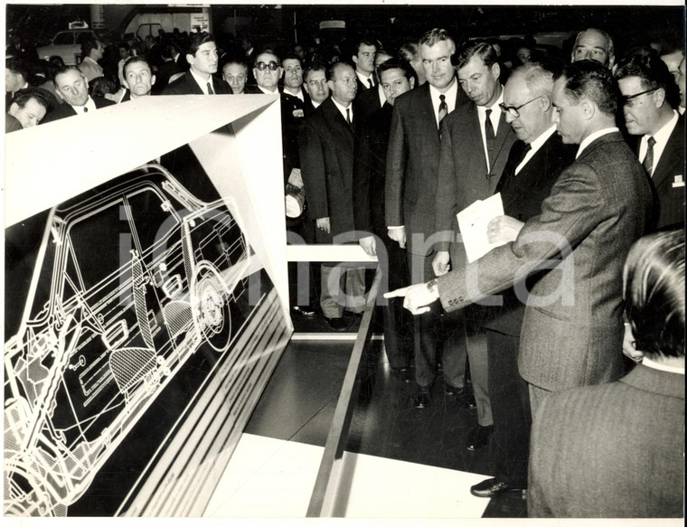 1967 TORINO Salone dell'Auto - Giuseppe SARAGAT allo stand GENERAL MOTORS Foto
