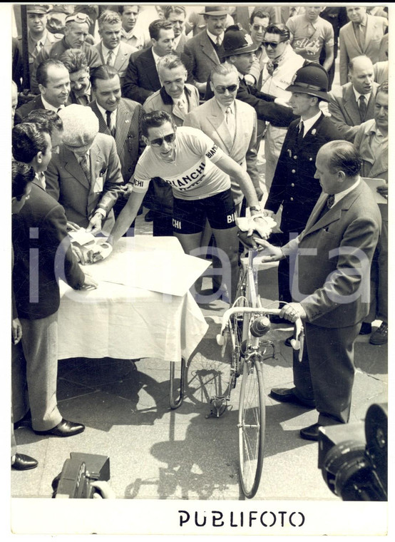 1955 CICLISMO Giro d'Italia MILANO - Fausto COPPI al controllo in Piazza DUOMO