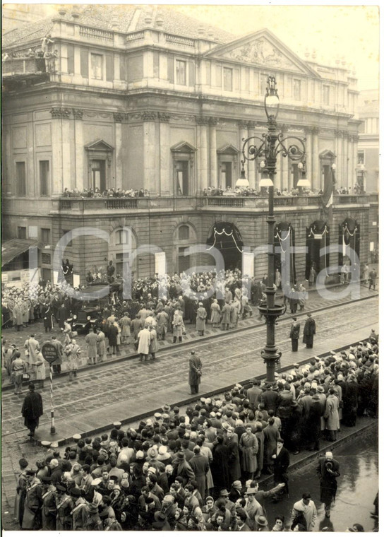 1957 MILANO Funerali Arturo TOSCANINI - Folla al Teatro alla Scala *Foto 13x18